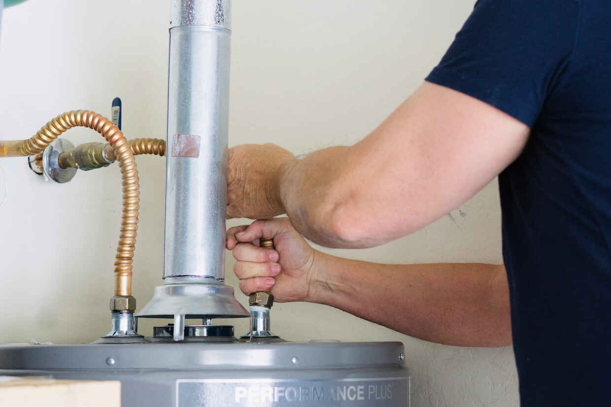 Water heater tank with drain valve